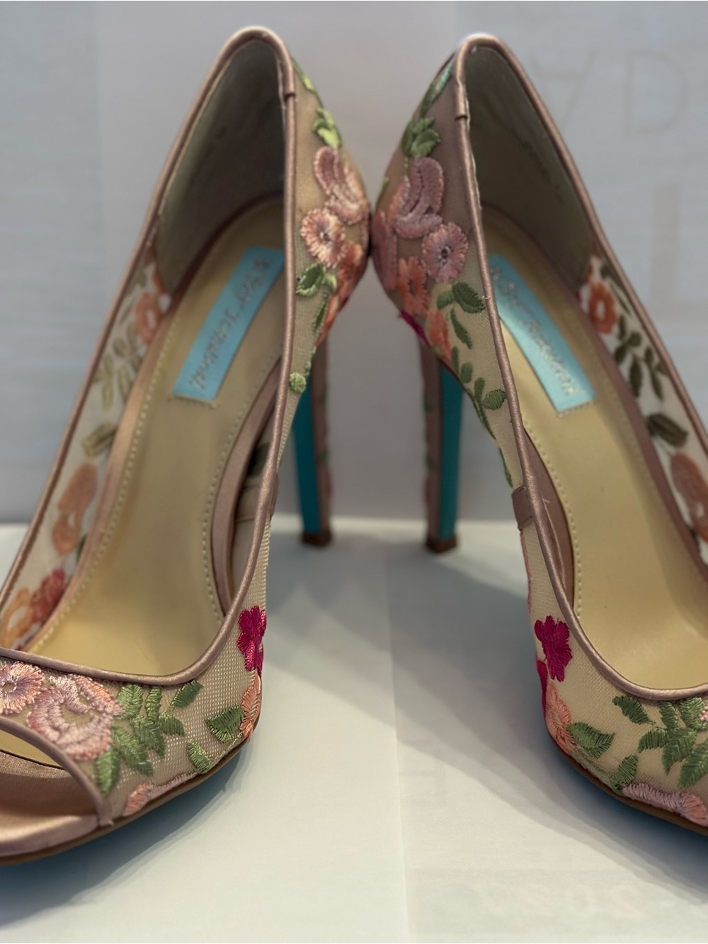 Betsey Johnson Floral Embroidered Heels Size 7 Peep Toe Pumps